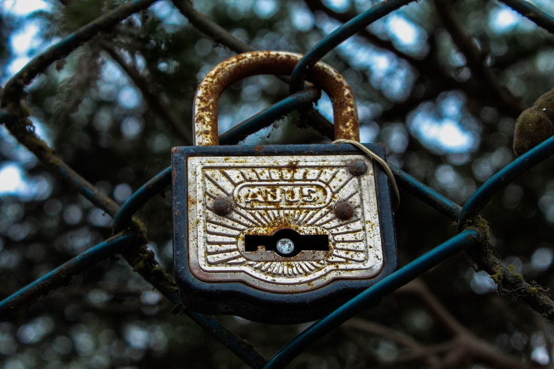 Как защитить криптовалюту от блокировки: мониторинг черного списка