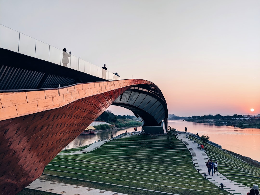 Trustless Bridge Design: Enhancing Cryptocurrency Privacy and Security